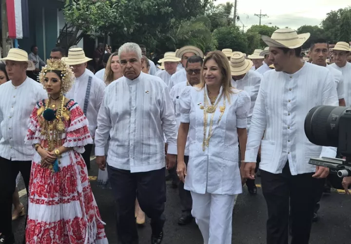 Junto a las autoridades gubernamentales, la pareja presidencial realizó la tradicional caminata desde la Avenida 10 de Noviembre hasta el Parque Simón Bolívar, encabezados por la Banda Republicana. Foto. Thays Domínguez