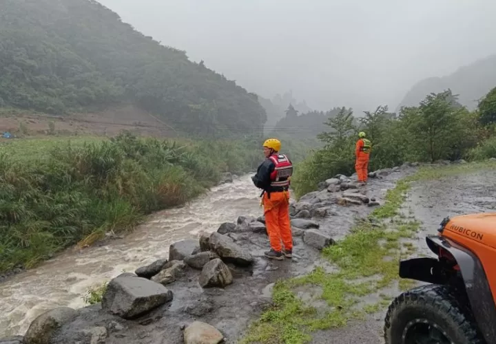El Sinaproc monitorea el río Chiriquí Viejo en el sector de Bambito. Foto: Cortesía