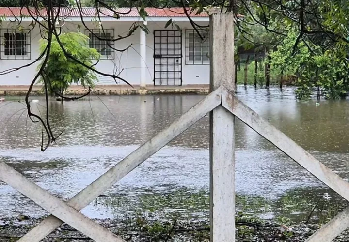 Los 15 días de lluvia, han provocado que las casas y negocios de esta área se mantengan con varios pies de agua, causando importantes daños. Foto. Thays Domínguez