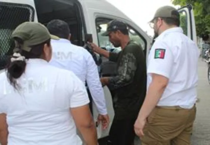 Tras el rescate de los migrantes, los agentes pidieron el apoyo del Instituto Nacional de Migración. EFE