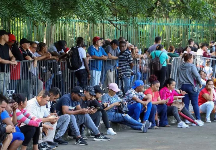 Migrantes hacen fila en estaciones migratorias, en el municipio de Tapachula en el estado de Chiapas (México). Foto: EFE