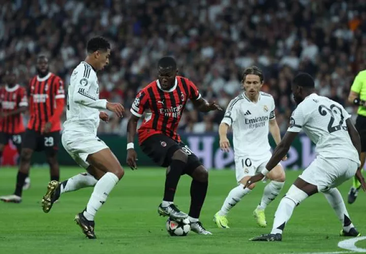 El centrocampista estadounidense del Milan, Yunus Musah, con el balón ante los jugadores del Real Madrid en la Champions League. Fotos: EFE
