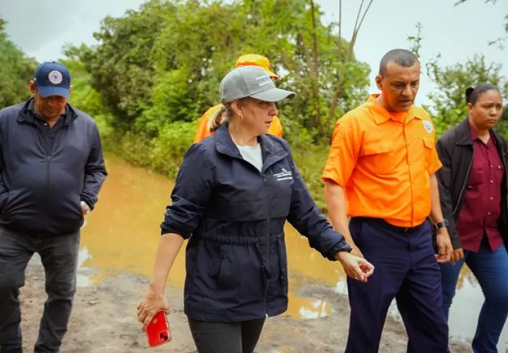 Montalvo recorrió junto al director de Sinaproc, las zonas afectadas por las inundaciones en Azuero. Foto: Cortesía Mingob