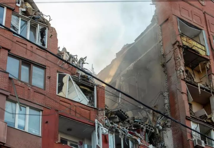 El lugar de un ataque con cohetes a un edificio residencial en la ciudad de Dnipró, Ucrania. Foto: EFE