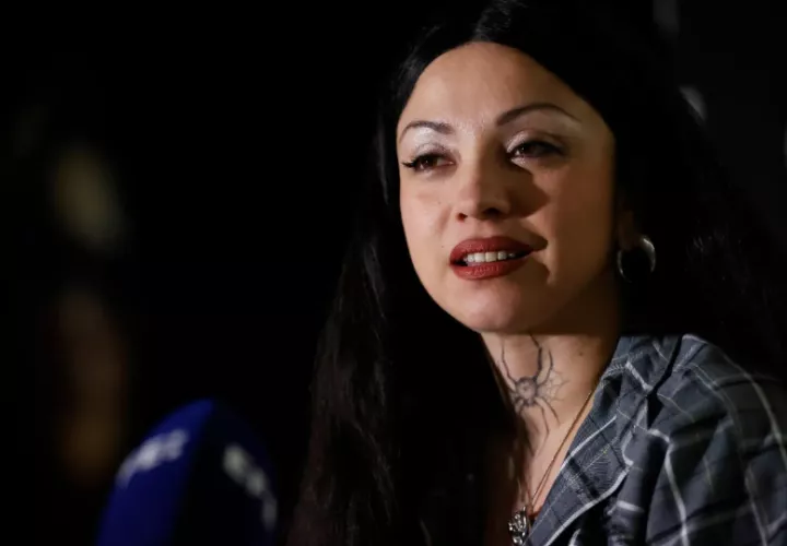 La cantante y compositora chilena Mon Lafert, habla durante una entrevista con EFE, en Santiago (Chile). Foto: EFE / Elvis González