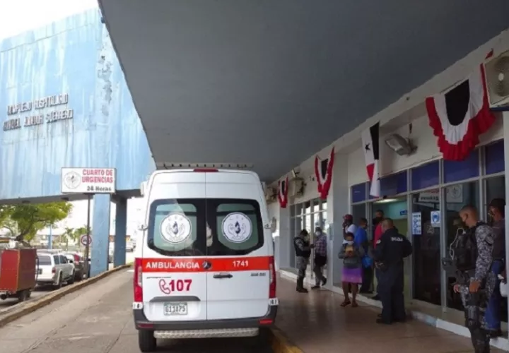 Ambos hombres  fueron trasladados hacia el cuarto de urgencias del hospital de Colón. Foto: DIómedes Sánchez