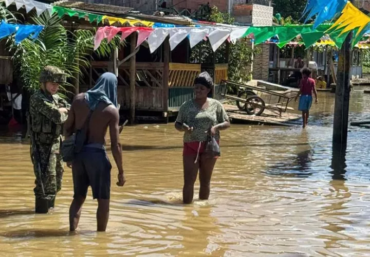 Las mujeres  suelen estar más expuestas a los efectos del cambio climático. Foto: EFE