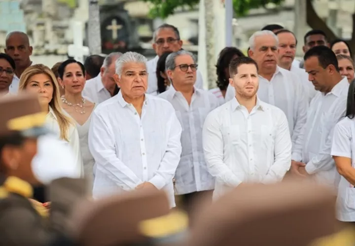 El presidente José Raúl Mulino junto a funcionarios de Estado. Foto: Cortesía