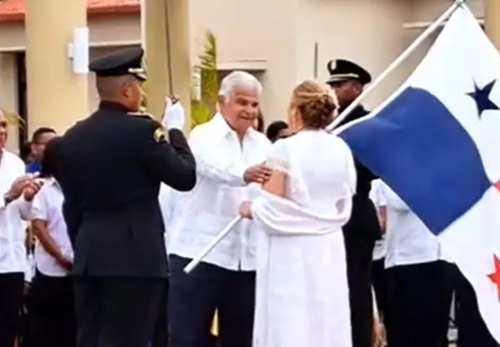 Luisa Napolitano, gerente general de la Zona Libre de Colón, recibió de manos del presidente José Raúl Mulino el pabellón nacional. 