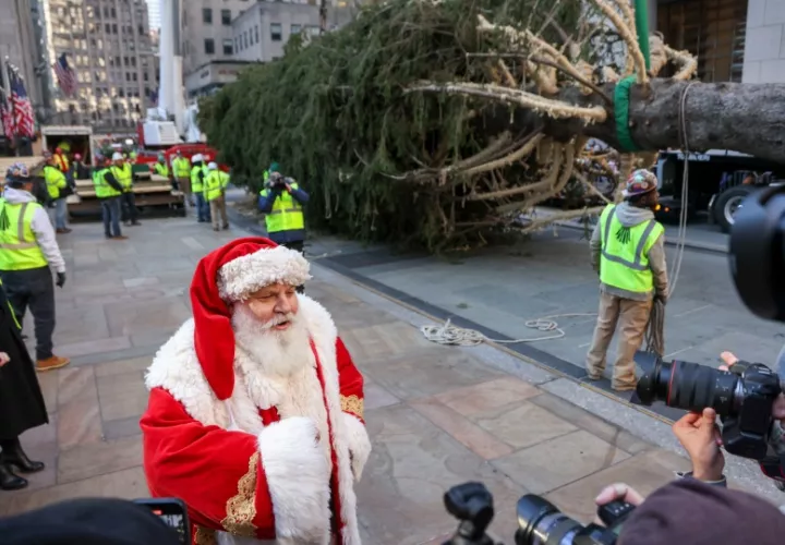 Un equipo de trabajadores se prepara para levantar el árbol de Navidad del Rockefeller Center en Nueva York. Foto: EFE / EPA / Sarah Yenesel