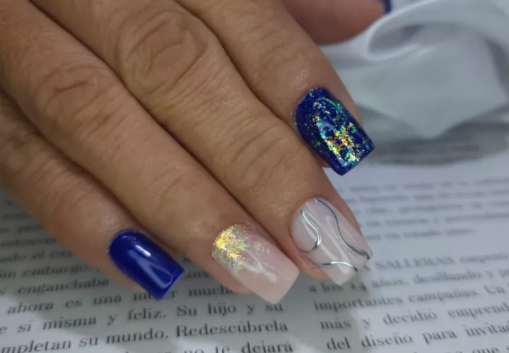 Azul y tonos metálicos. Foto: Cortesía / Chiiki Nails