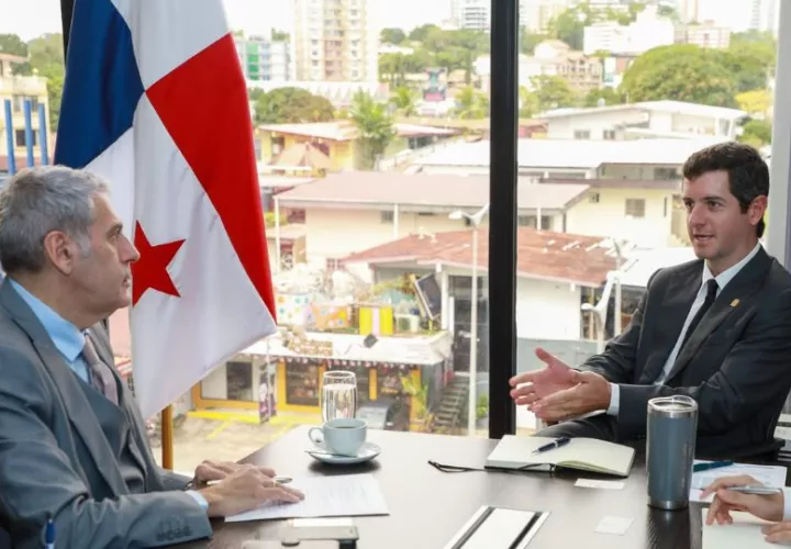 Reunión entre el viceministro de Comercio Exterior, Carlos Arturo Hoyos con el embajador griego en Panamá, Efthymios Efthymiades. Foto: Cortesía
