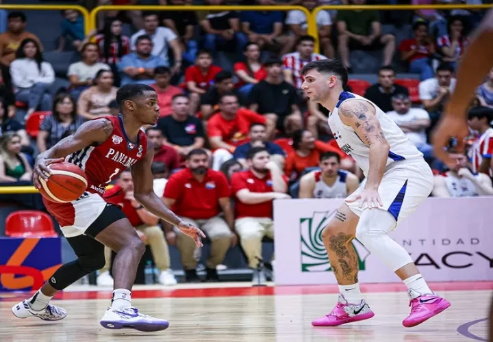 Iverson Molinar de Panamá (izq.) anotó 27 puntos contra Paraguay. Foto: Tomada de FIBA