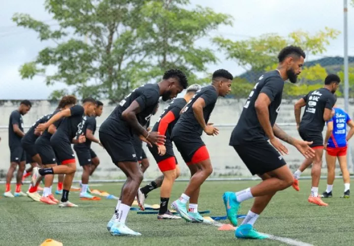 Aníbal Godoy (der.) en los entrenamientos con el seleccionado panameño. Foto: FPF