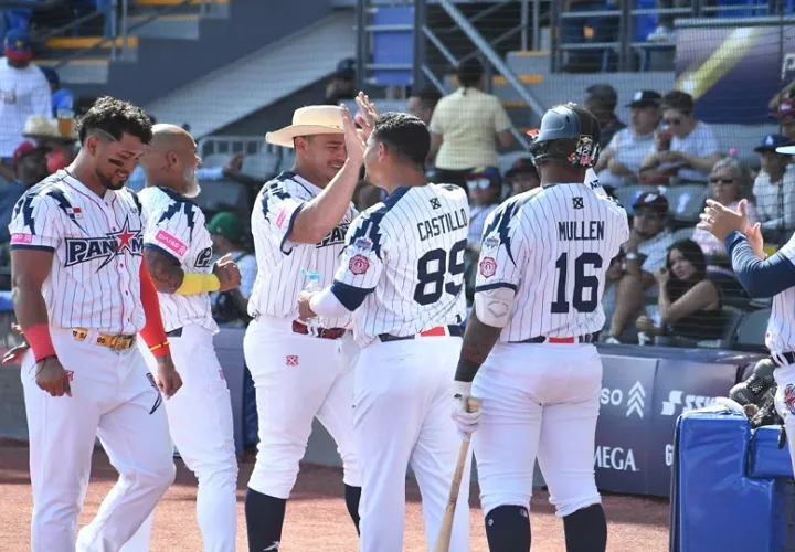 Carlos Xavier Quiroz con el sombrero, es felicitado por su equipo por el cuadrangular contra Venezuela. Foto: Fedebeis