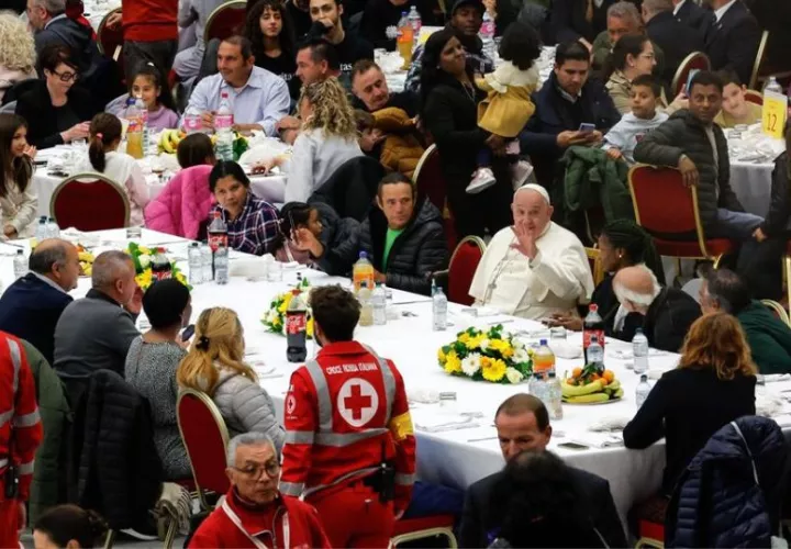 El papa Francisco almorzó con personas pobres. Foto: EFE
