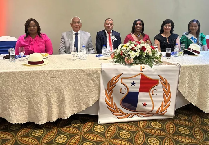 Los periodistas Enrique Watts junto a Edgar Hudson fueron juramentados como presidente y vicepresidente. Foto: Diomedes Sánchez. 