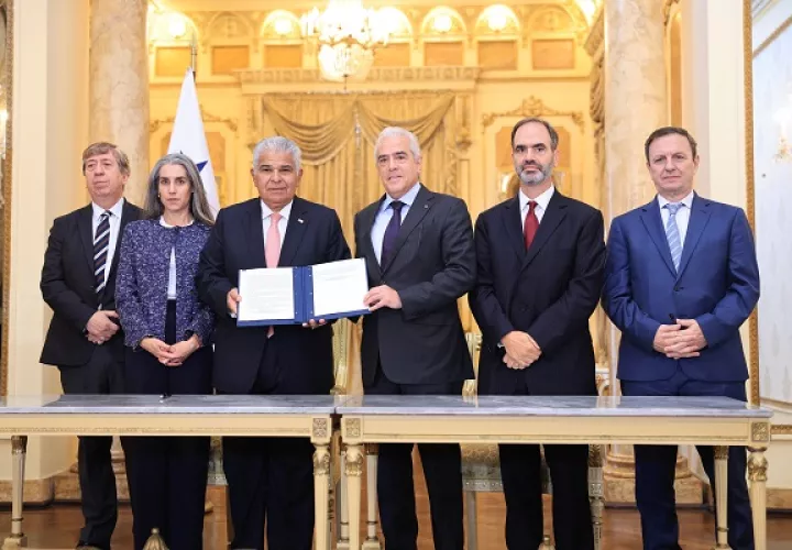 Representantes de la SIP junto al presidente José Raúl Mulino.