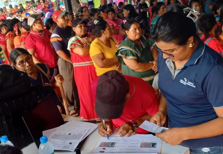 Se acabaron los cobros con cheques para más de 2000 beneficiarios de estos programas. Foto: Cortesía Mides
