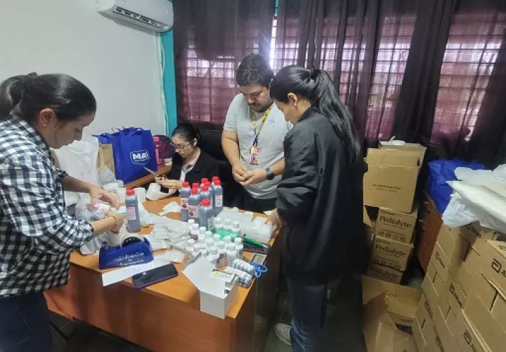 Personal de salud coordina la entrega de medicamentos e insumos a las comunidades afectadas. Foto: Cortesía Minsa