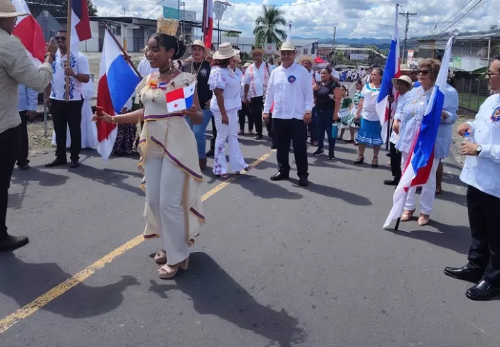  En la entrada de la comunidad del 20 dio inicio a los desfiles Patrios, en Nuevo San Juan. Foto: Diómedes Sánchez.