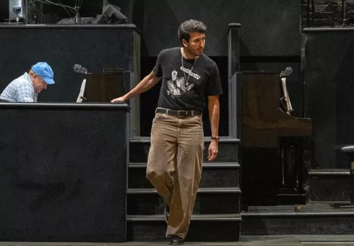 El cantante colombiano Sebastián Yatra participa durante un ensayo del musical 'Chicago'. Foto: EFE