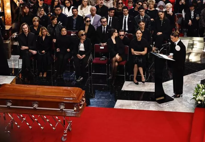 La modelo y empresaria mexicana Michelle Salas, participa en el homenaje de su bisabuela, la actriz mexicana Silvia Pinal. Foto: EFE