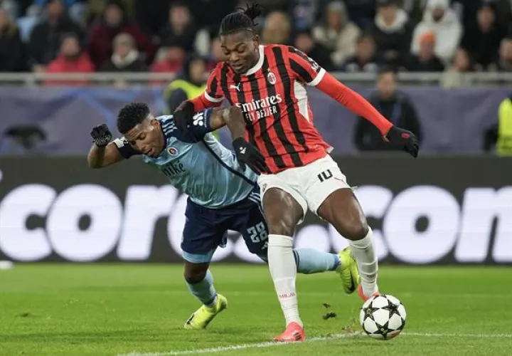  Rafael Leao del AC Milan (der.)  disputa el balón ante el panameño César Blackman del Bratislava. Foto: EFE 