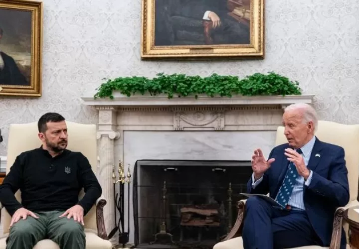 Volodimir Zelenski, presidente ucraniano junto a su homólogo Joe Biden. Foto: EFE