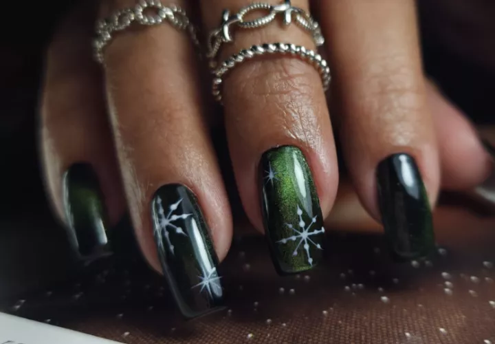 Verde esmeralda. Foto: Cortesía / Chiiki Nails