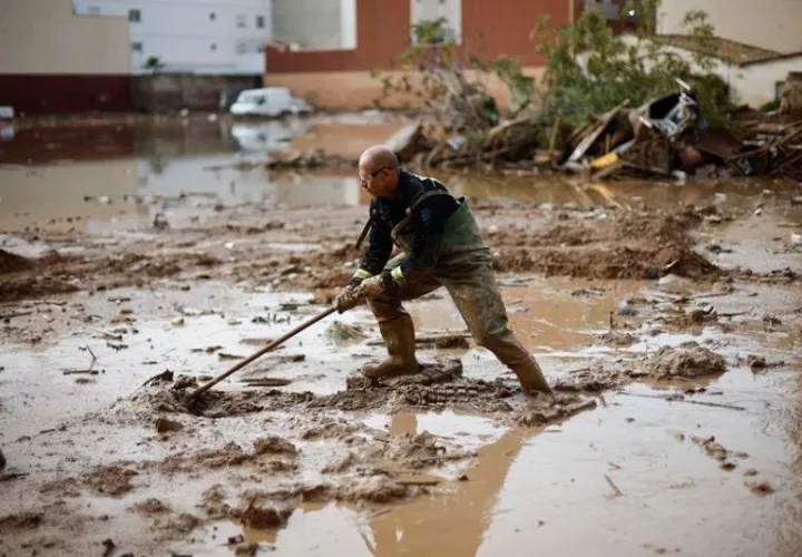 Un bombero participa en las labores de limpieza en las calles de Paiporta, Valencia. Foto: EFE