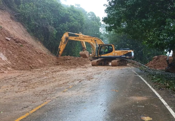 n la vía que conduce a Zapotillo de Las Palmas, personal del MOP, realizan trabajos de remoción de tierra que se encuentra en la vía producto de un deslizamiento causado por las fuertes lluvias. Foto. Sinaproc