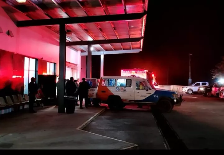 Los ocho heridos de consideración fueron trasladados en ambulancias del Minsa, el Cuerpo de Bomberos de Veraguas y el SUME 911 al Hospital Regional Luis Chicho Fábrega de Santiago. Foto. Melquíades Vásquez