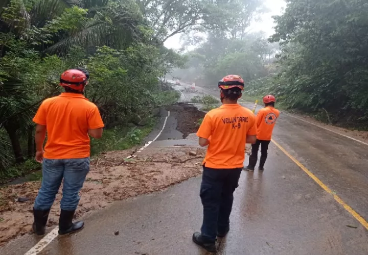 Personal del Sinaproc, realiza evaluación en la vía que colapsó y que conduce al sector de Las Cruces en el corregímiento de Zapotillo en el distrito de Las Palmas. Foto. Sinaproc
