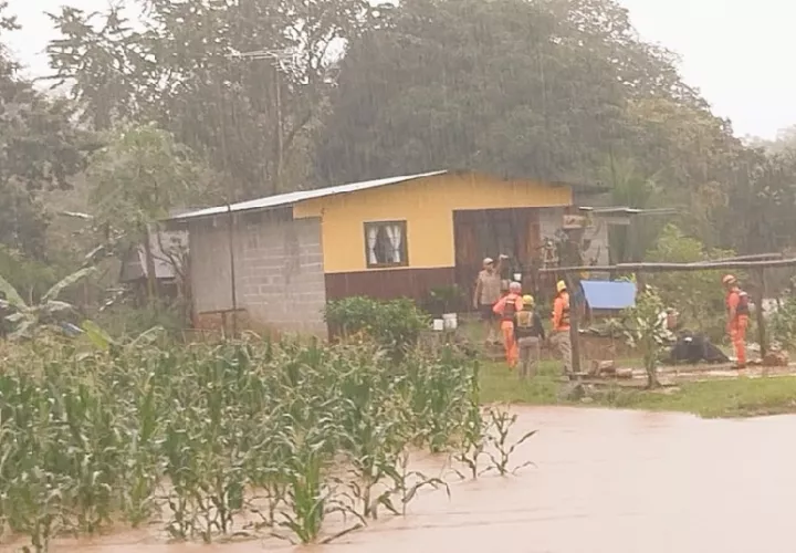 En Zapotillo varias familias han sido sacadas de la zona tras las inundaciones.. Foto. Sinaproc