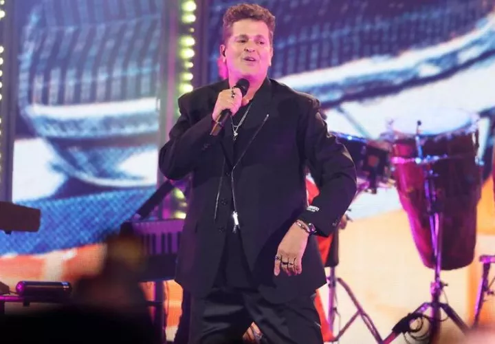Carlos Vives, durante su presentación en el inicio de los Latin Grammy. EFE