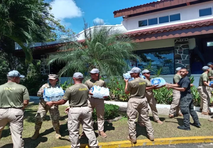 Voluntarios desde tempranas horas cargan las donaciones/ Foto Francisco Rodríguez Morán