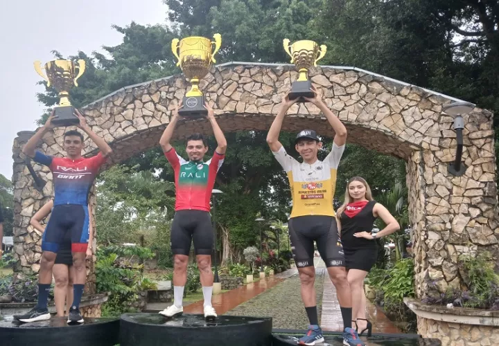 Bolívar Espinosa (centro.) levanta la copa de campeón de la Vuelta a Chiriquí.  Foto: Jaime Chávez