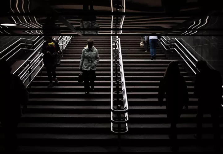 Subir escaleras podría beneficiar la salud. Foto: EFE