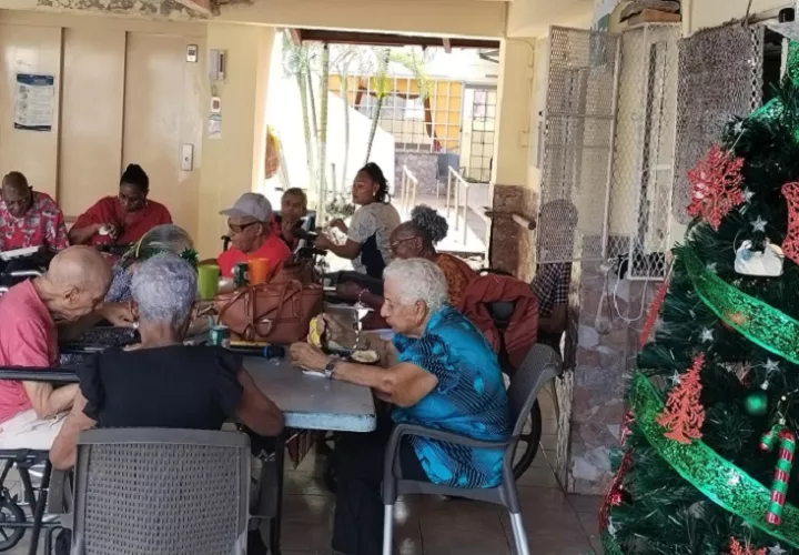 A los adultos mayores se les llevaron cantos de villancicos, karaokes, masajes y almuerzo navideño. Foto: Diómedes Sánchez 