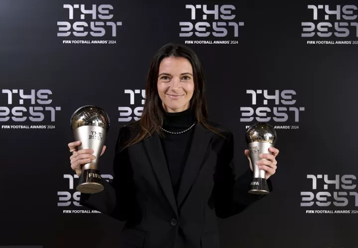 Aitana Bonmatí del Barcelona, posa con los galardonados recibidos, durante la gala de los Premios The Best celebrada en Doha. Foto:EFE