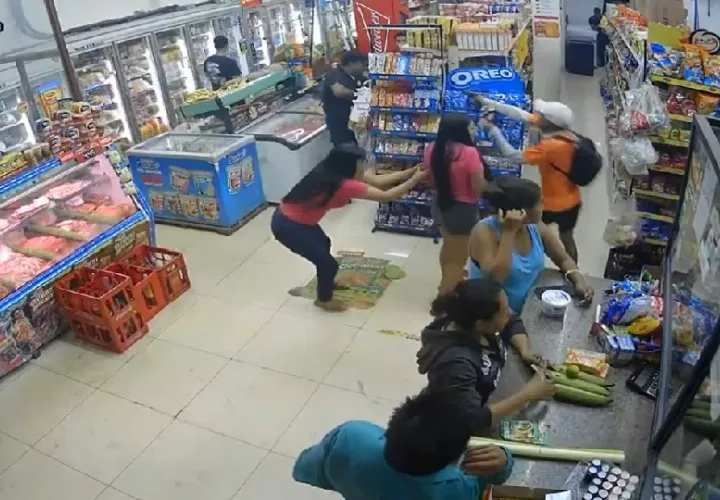 Los cinco asaltantes ingresaron al local arma en mano. 