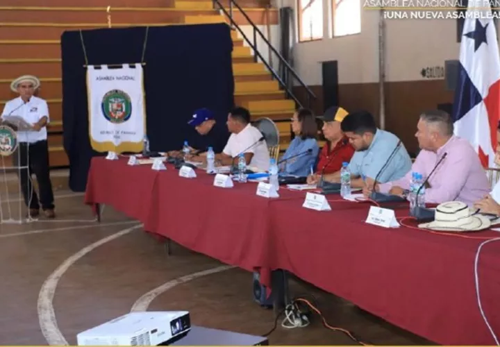 La consulta pública llegó hasta Santiago de Veraguas, efectuada en el gimnasio de la Escuela Normal. Cortesía