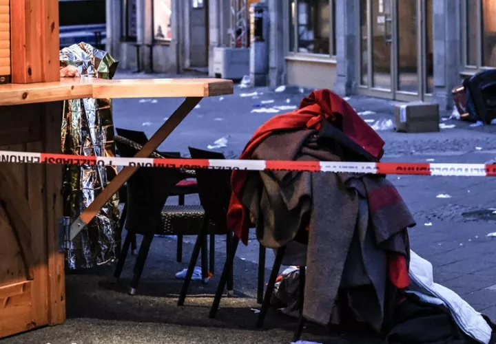 Imagen del cordón policial tras el atropello masivo que causó al menos  200 heridos en un mercadillo navideño en Magdeburgo. Foto: EFE