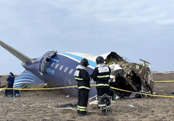 Miembros de los servicios de emergencias examinan los restos del avión de las líneas áereas de Azerbaiyán (AZAL) que se estrelló en el oeste de Kazajistán. Foto: EFE