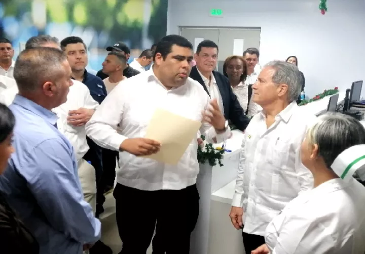 El ministro de Salud Fernando Boyd Galindo indicó que se siguen realizando adecuaciones a este hospital, el de mayor complejidad en la región de Azuero . Foto. Thays Domínguez