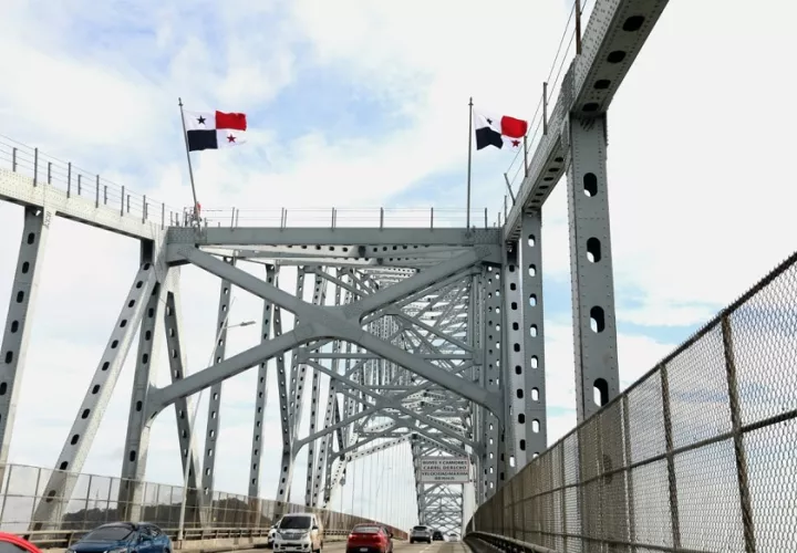 El puente de las Américas luce las banderas colocada en su arco, que lo hace único en el mundo. Foto: Cortesía MOP