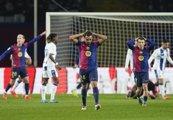 Eric García y Marc Casadó, lamentan la derrota del Barcelona ante Leganés. Foto:EFE
