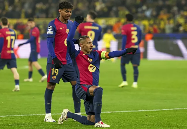 El brasileño Raphinha festeja el primer gol del Barcelona. Foto: EFE