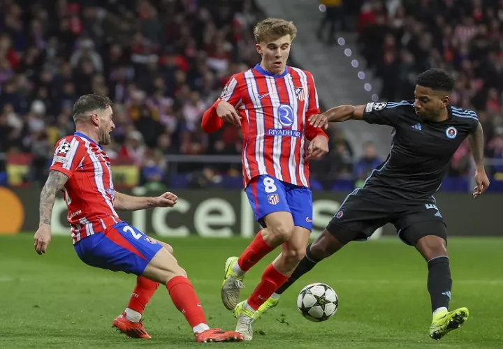  Los jugadores del Atlético de Madrid, Javi Galán (i) y Pablo Barrios, disputan un balón ante el panameño del Sl. Bratislava, César Blackman. Foto: EFE